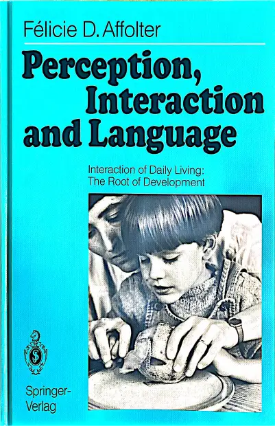 Couverture de livre „ Perception, Interaction et Langage “ de Félicie D. Affolter, fond turquoise, photo noir et blanc d'un enfant dans une action de la vie quotidienne avec guidage de main de soutien, éditeur Springer Verlag.
